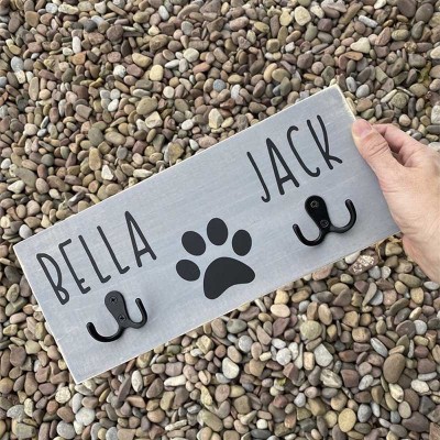 Personalized dog paw print leash holder with name and paw print for pet lovers